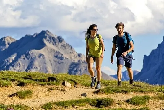 Rencontres et romance en plein air : Rando d'une semaine en Haute Loire pour célibataires - Agence matrimoniale Unicis